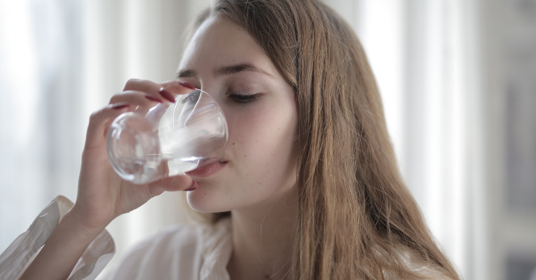 benefits of drinking water on an empty stomach in the morning