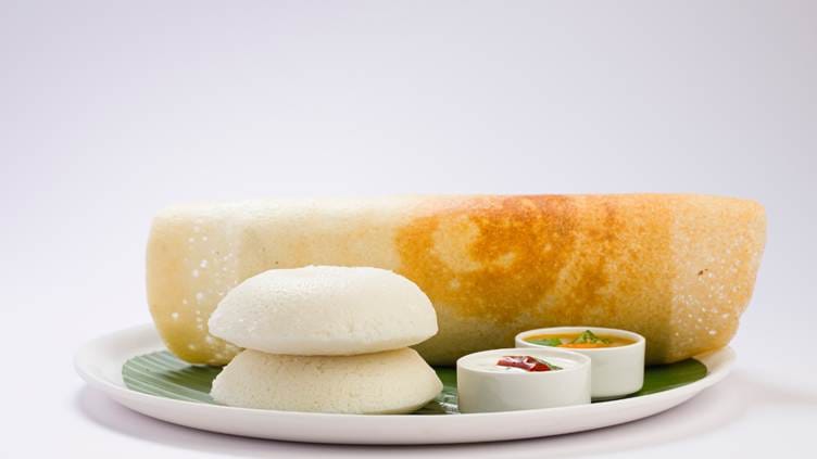 Fermented foods are natural probiotics that help grow beneficial gut bacteria. Idli, dosa, and dhokla are not just light; they’re living foods full of healthy microbes.